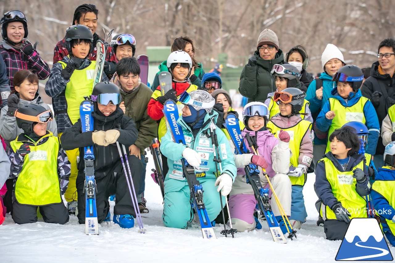 井山敬介さんと秋元日菜子さんのコンビは今年も健在！さらに、サプライズゲストも登場？！憧れのスキーヤーと一緒に雪と戯れ、『いちえ』の美味しいランチをいただく…。夢のようなイベント。めもるホールディングス presents プロスキーヤー・井山敬介さんと行く｜ダイナスティスキーリゾート